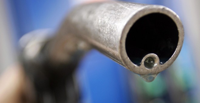 Una manguera de gasolina en una gasolinera./REUTERS
