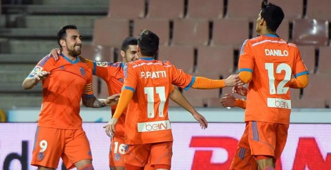 Los jugadores del Valencia celebran uno de los goles al Granada. EFE/MIGUEL ÁNGEL MOLINA