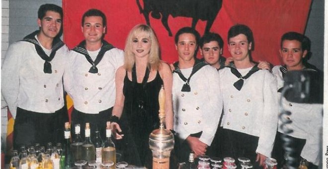 La cantante Marta Sánchez, junto a un grupo de marineros de la fragata 'Numancia', donde dio un concierto de Navidad en 1990. EP