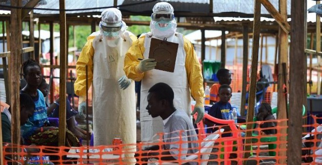 Foto de archivo de personal de Médicos sin Fronteras con protección especial en una zona con contagiados de ébola en Sierra Leona. /AFP