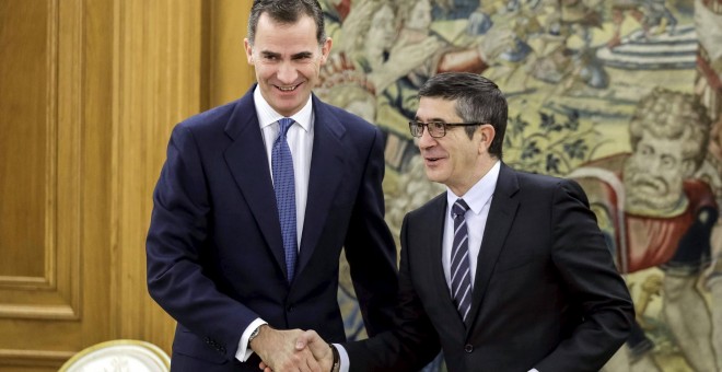 El rey Felipe VI con el flamante presidente del Congreso, el socialista Patxi López, en el Palacio de la Zarzuela. REUTERS/Emilio Naranjo