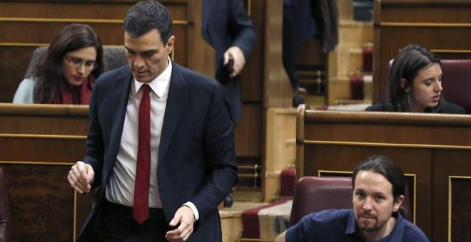 Pedro Sánchez pasa junto a Pablo Iglesias durante la sesión de constitución del Congreso. / SERGIO BARRENECHEA (EFE)
