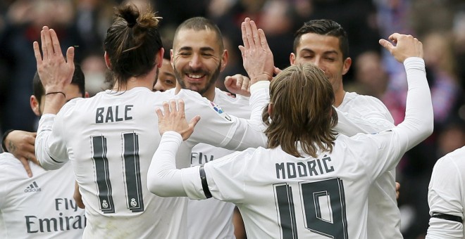 Los jugadores del Real Madrid celebran uno de los goles al Sporting. / EFE