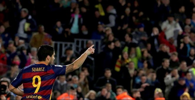 - El delantero uruguayo del FC Barcelona Luis Suárez celebra tras marcar el quinto gol ante el Athletic de Bilbao, durante el partido correspondiente a la vigésima jornada de Liga en Primera División que están disputando esta noche en el Camp Nou, en Barc