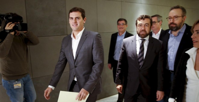 Líder del partido Ciudadanos Albert Rivera camina con diputados Ciudadanos a medida que llegan para una conferencia de prensa en Madrid. REUTERS