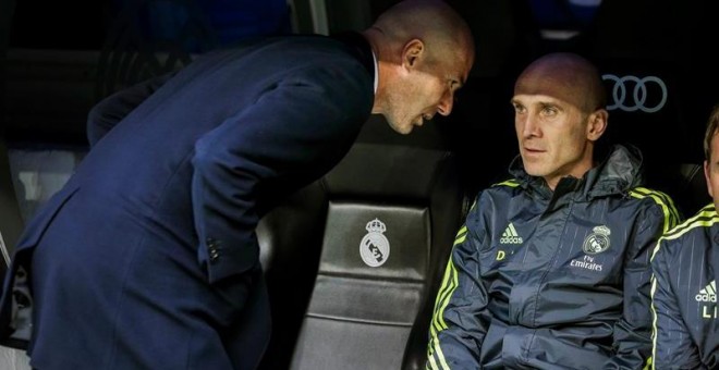 Zidane conversa con Bettoni en el encuentro de Liga entre el Real Madrid y el Sporting de Gijón. /EFE