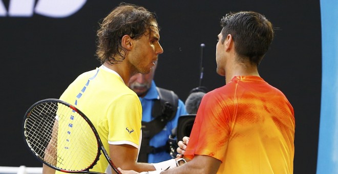 Nadal y Verdasco se saludan tras el partido que han disputado de primera ronda del Open de Australia. /REUTERS