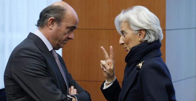 La directora gerente del FMI, Chritine Lagarde, conversa con el ministro de Economía español, Luis de Guindos, en una reunión del Eurogrupo en Bruselas. REUTERS