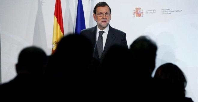 El presidente del Gobierno en funciones, Mariano Rajoy, durante su intervención en la inauguración del Foro Exceltur de liderazgo turístico celebrado en el recinto ferial de IFEMA. EFE/Juan Carlos Hidalgo