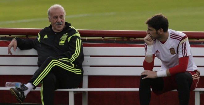 Del Bosque y Casillas charlan durante un entrenamiento con la selección.