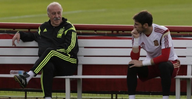 Del Bosque y Casillas charlan durante un entrenamiento con la selección.