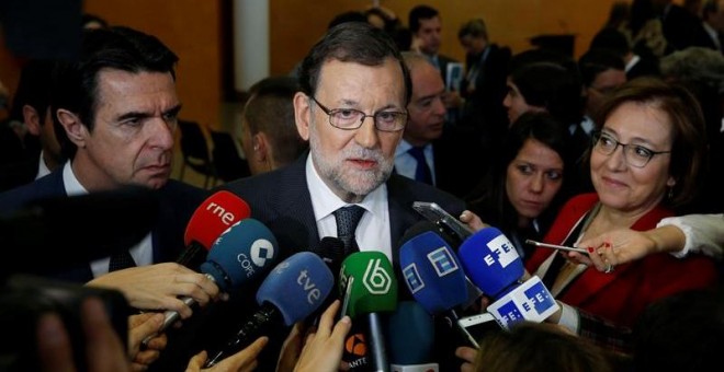 El presidente del Gobierno en funciones, Mariano Rajoy, atiende a los medios en el recinto ferial de IFEMA. EFE/Juan Carlos Hidalgo