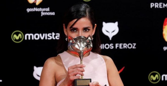 La actriz Inma Cuesta, tras recibir el premio a Mejor actriz protagonista por su trabajo en 'La Novia', durante la gala de entrega de la tercera edición de los Premios Feroz./ EFE