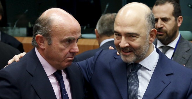 El ministro de Economía de España de Guindos y el comisario europeo Moscovici asisten a una reunión de ministros de Finanzas de la zona euro en Bruselas