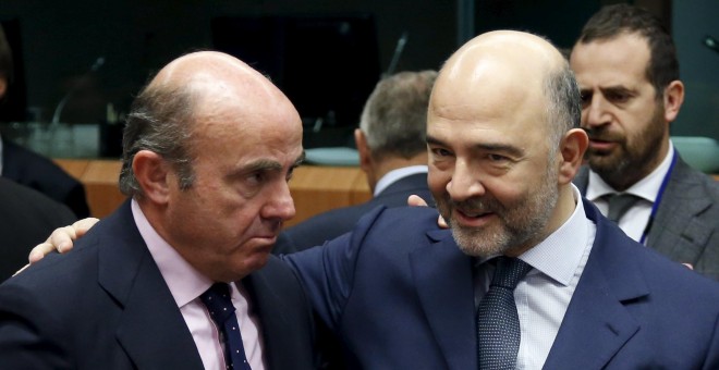 El ministro de Economía de España de Guindos y el comisario europeo Moscovici asisten a una reunión de ministros de Finanzas de la zona euro en Bruselas