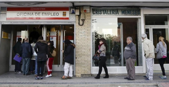 La tasa de paro descenderá hasta el 19,5% en 2016, desde el 21,18% actual, y caerá dos décimas adicionales en 2017, hasta el 19,3%.- EUROPA PRESS