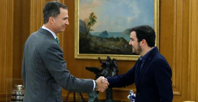 El rey Felipe VI saluda al diputado de IU Alberto Garzón durante su reunión en Zarzuela, dentro de la ronda de consultas con los partidos políticos antes de proponer candidato a la Presidencia del Gobierno. EFE/Angel Díaz