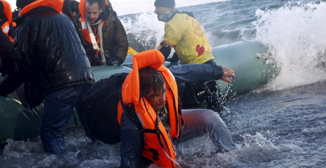 Un grupo de refugiados tratan de alcanzar la isla de Lesbos. - REUTERS