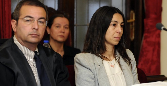 La Policia Nacional, Raquel Gago, y Monserrat González, autora confesa del crimen, durante la declaración de la tercera acusada Triana Martínez, en la segunda jornada del juicio que se celebra en la Audiencia Nacional de León. EFE/J. Casares