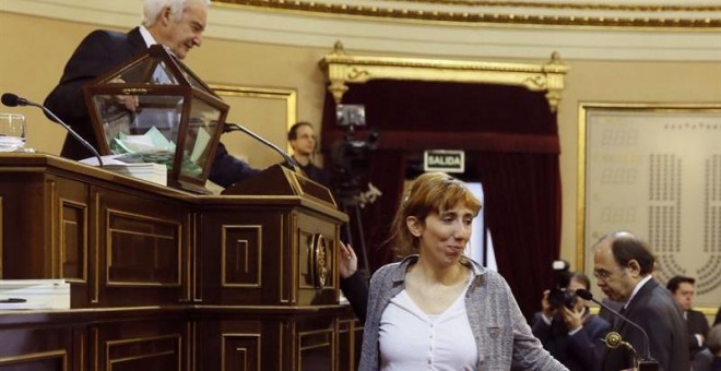 La senadora por Barcelona María Freixanet Mateo (En Comú), quien lleva una camiseta con el lema 'La reolución será feminista o no será', tras emitir su voto durante la sesión constitutiva de la Cámara Alta de la XI Legislatura tras las elecciones del pasa