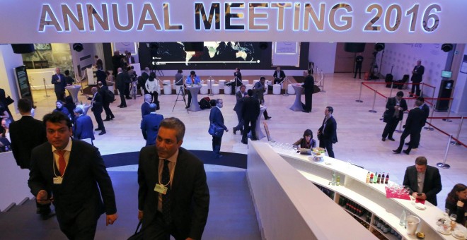 Varios asistentes en el interior del Centro de Congresos durante la Reunión Anual 2016 del Foro Económico Mundial  en Davos, Suiza 20 de enero de 2016. REUTERS / Ruben Sprich