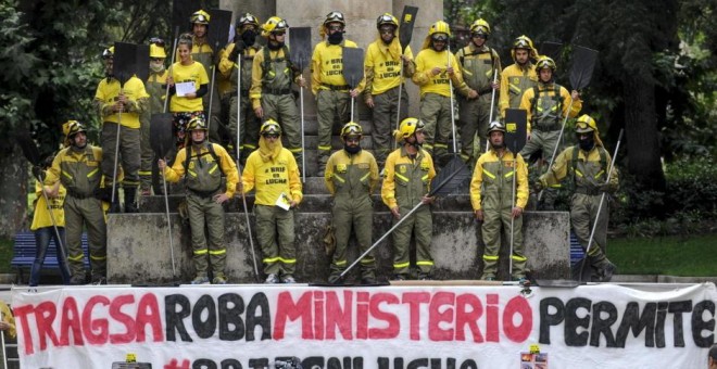 Bomberos forestales de Tragsa durante una protesta para exigir mejoras laborales.- EFE