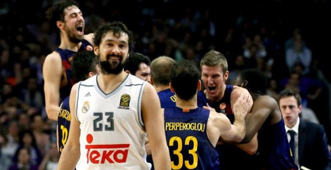 El ala-pívot del FC Barcelona Lassa Justin Doellman (2d), decisivo en la victoria del equipo blaugrana, celebra la victoria sobre el Real Madrid con sus compañeros. /EFE