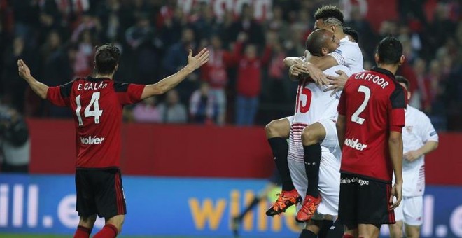 El centrocampista francés del Sevilla Steven N'Zonzi (c) celebra con su compañero el gol marcado ante Mirandés. /EFE