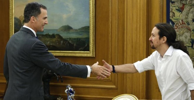 El rey Felipe VI recibe al líder de Podemos, Pablo Iglesias, durante la ronda de consultas. /EFE