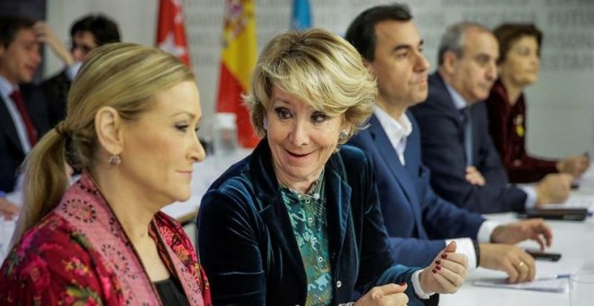 La presidenta del PP madrileño, Esperanza Aguirre (2i), conversa con la presidenta de la Comunidad de Madrid, Cristina Cifuentes (i), durante la reunión de la Junta Directiva del PP regional. /EFE