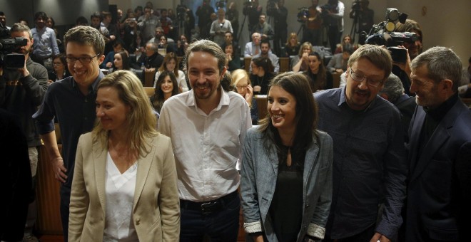 Pablo Iglesias con Iñigo Errejon, Victoria Rosell, Irene Montero, Xabi Domenech, y Julio Rodriguez, en el Congreso instantes antes de su rueda  de prensa para informar sobre su reunión con el rey. REUTERS/Sergio Perez