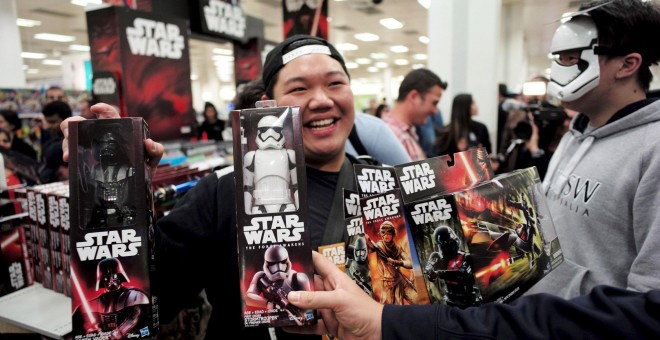 Un fan de Star Wars, rodeado de juguetes de la saga. REUTERS/Jason Reed