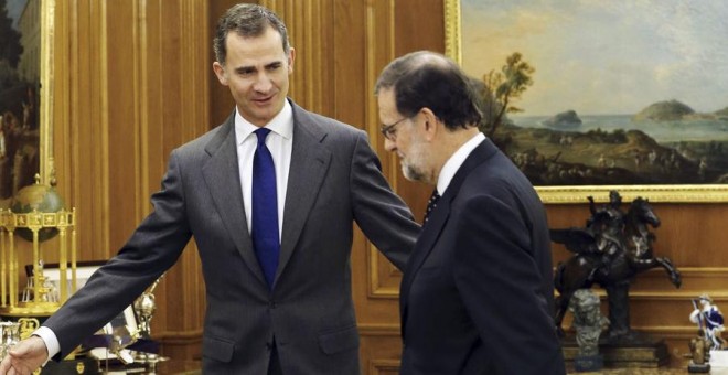 Rajoy, con el rey Felipe VI este viernes en la Zarzuela. REUTERS/Andrés Ballesteros