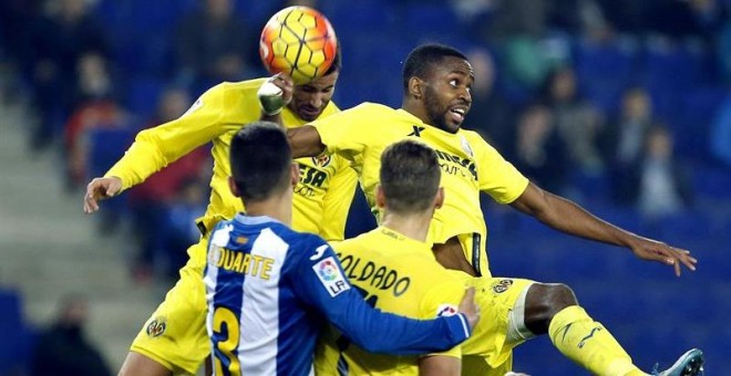 El defensa argentino del Villarreal Mateo Musacchio (i) cebecea el balón marcando gol ante el Espanyol. /EFE