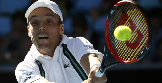 Roberto Bautista devuelve una bola a Tomas Berdych en los octavos del Open de Australia. /REUTERS