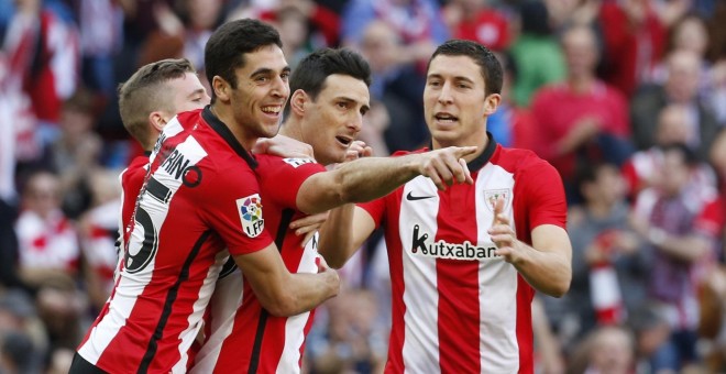 Aduriz celebra con sus compañeros uno de sus dos goles. EFE/Luis Tejido