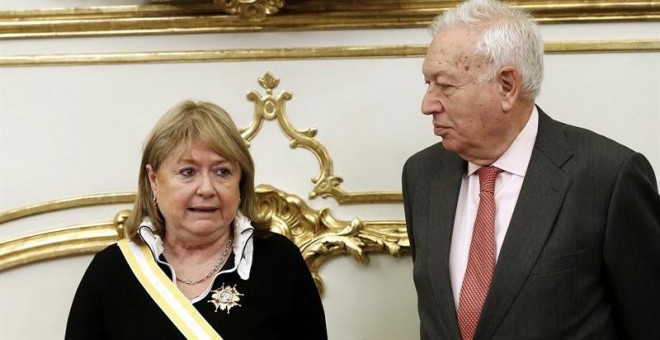 La canciller argentina, Susana Malcorra (i), tras recibir la Gran Cruz de la Orden de Isabel la Católica de manos del ministro español de Asuntos Exteriores y de Cooperación, José Manuel García-Margallo (d), durante el encuentro que han mantenido esta mañ