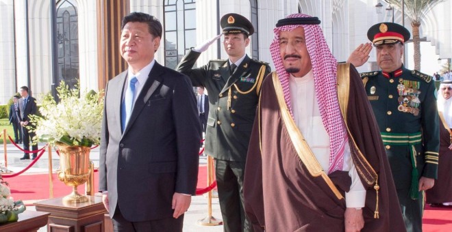El rey Salman junto al presidente de China, Xi Jinping, durante una ceremonia de bienvenida en Riad. REUTERS