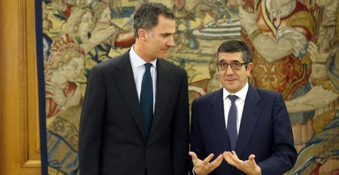 El rey Felipe VI posa con el presidente del Congreso, Patxi López, en la Zarzuela. / EFE