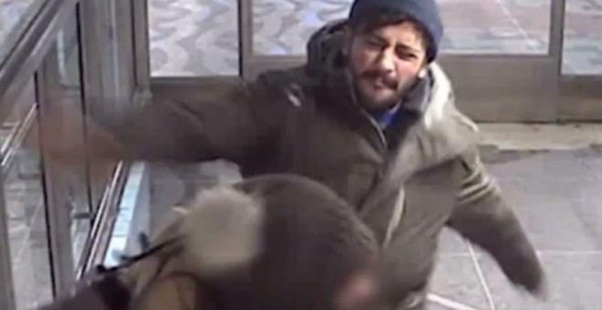 Fotograma del vídeo que muestra al ladrón en el metro de Estocolmo, Suecia