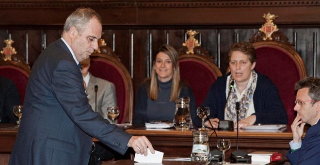 El convergente Albert Ballesta toma nuevamente posesión del cargo de alcalde de Girona. / EFE