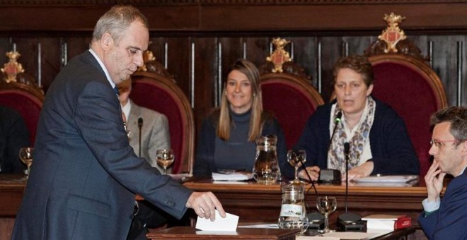 El convergente Albert Ballesta toma nuevamente posesión del cargo de alcalde de Girona. / EFE