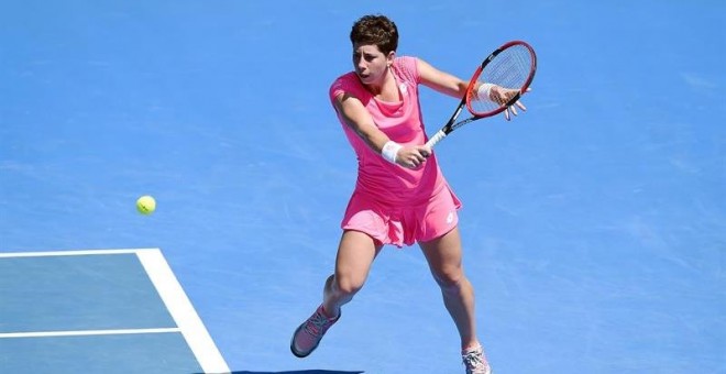 Carla Suárez golpea de revés en su partido del Open de Australia ante Radwanska. EFE/LUKAS COCH