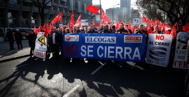 Manifestación de trabajadores de la central térmica Elcogas de Puertollano desde el Santiago Bernabéu a la sede del Ministerio de Industria para pedir explicaciones por el rechazo de este departamento ministerial al plan de viabilidad que presentó la emp