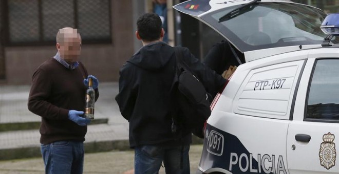 Agentes de Policía tras registrar una vivienda de Avilés en la que se ha detenido a un hombre por matar supuestamente a su mujer, de 48 años, cuyo cadáver ha sido encontrado a primera hora de la tarde en el interior de la misma. EFE/J.L.Cereijido