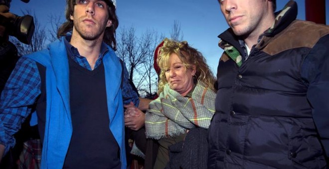La exalcaldesa de Marbella María Soledad Yagüe acompañada por familiares a su entrada a la cárcel de Alhaurín de la Torre. EFE/Jorge Zapata.