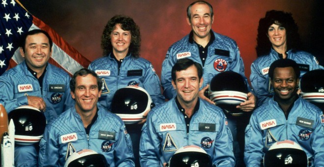Tripulación del Challenger. En primera fila, de izquierda a derecha: Michael J. Smith, Dick Scobee y Ronald McNair. Detrás, de izquierda a derecha: Ellison Onizuka, Christa McAuliffe, Gregory Jarvis y Judith Resnik.- NASA