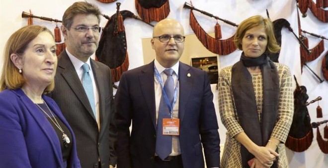 La ministra de Fomento, Ana Pastor, el ministro de Justicia, Rafael Catalá, el presidente de la Diputación de Ourense, José Manuel Baltar y la directora de Turismo de la Xunta, Nava Castro, la semana pasada en el estand de Galicia dentro de la 36 Feria in