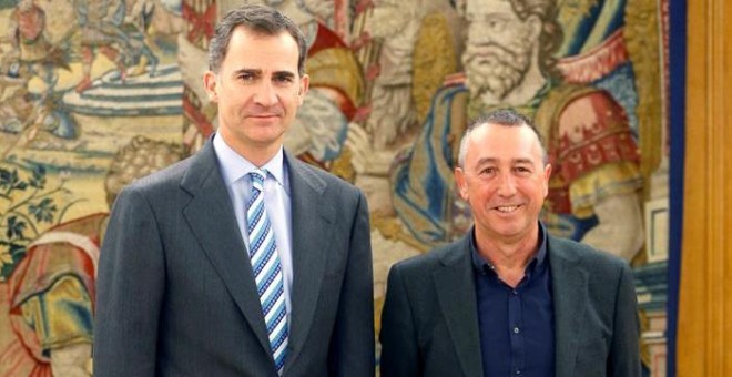 El Rey junto al portavoz de Compromís, Joan Baldoví, durante la audiencia en el marco de la segunda ronda de consultas para la designación de candidato a la Presidencia del Gobierno, esta tarde en el Palacio de la Zarzuela. EFE/Chema Moya