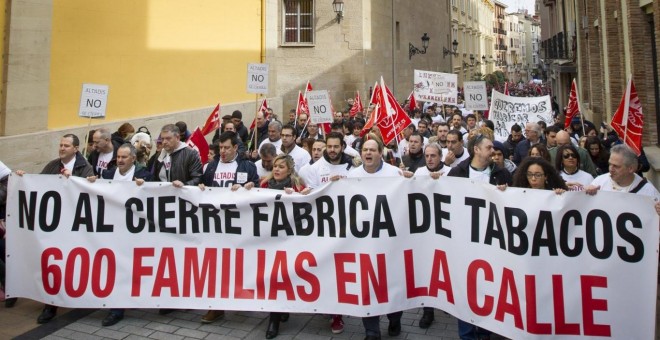 Un millar de personas se han manifestado por las calles de Logroño para reclamar que no se cierre la planta que la tabaquera Altadis tiene en Agoncillo (La Rioja). EFE/Raquel Manzanares